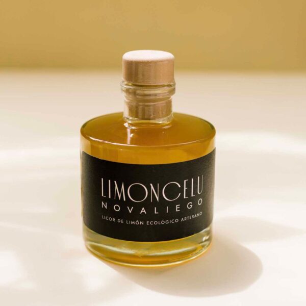 Botella pequeña de limoncello ecológico de Novales, Cantabria